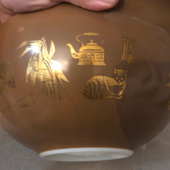 Large Pyrex bowl with gold farm accents - Picture 3 of 5